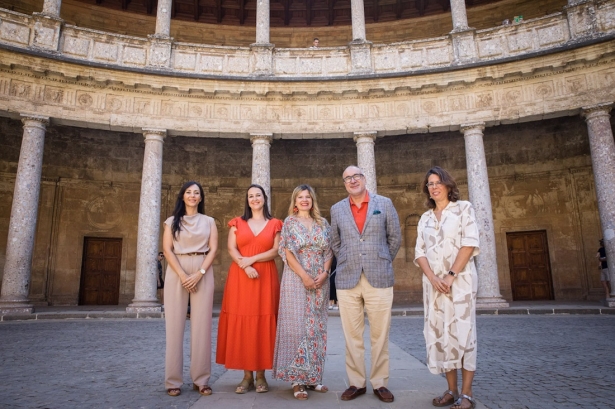 El director del Patronato de la Alhambra y Generalife, Rodrigo Ruiz-Jiménez, con la directiva del coro `Pequeñas voces de la Alhambra` (PATRONATO DE LA ALHAMBRA Y GENERALIFE)