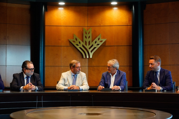 Firma del convenio (CAJA RURAL?