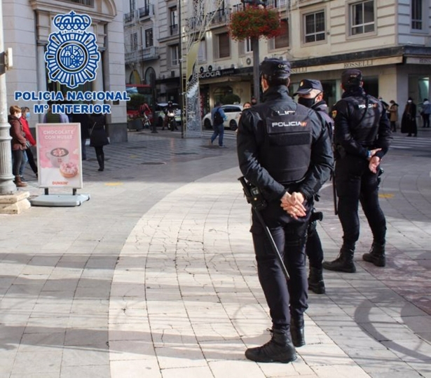 Patrulla de la Policía Nacional en el centro de Granada. (POLICÍA NACIONAL)