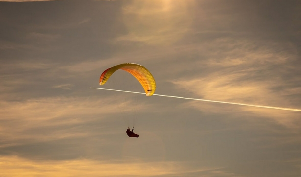 Parapente en el cielo. Imagen de archivo (EMERGENCIAS 112)