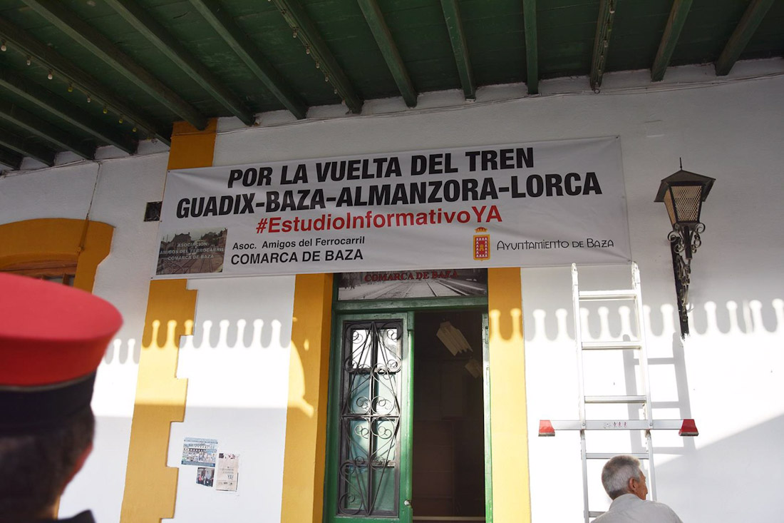 Pancarta en la antigua estación de tren de Baza que se ha mostrado durante las recientes fiestas de la ciudad (AYUNTAMIENTO) Pancarta en la antigua estación de tren de Baza que se ha mostrado durante las recientes fiestas de la ciudad (AYUNTAMIENTO)