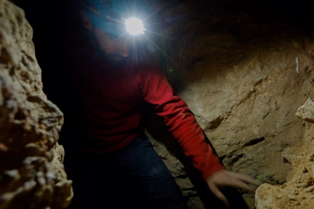 Imagen de archivo de un especialista trabajando en una cueva de Santomera, en Murcia (EDU BOTELLA - EUROPA PRESS)