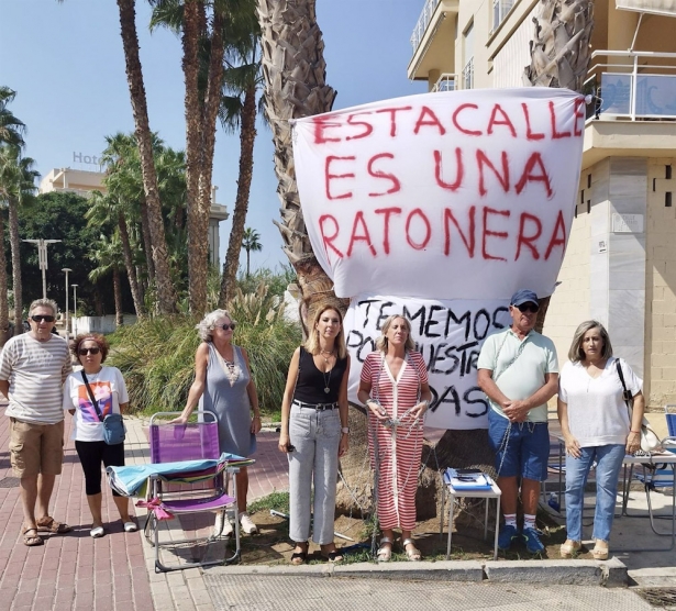Vecinos del Residencial Arenas de Poniente en su protesta (PSOE)