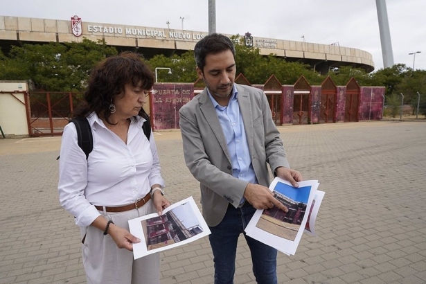 Los concejales del PSOE en Granada Eva Fernández y Eduardo Castillo frente a Los Cármenes (PSOE)
