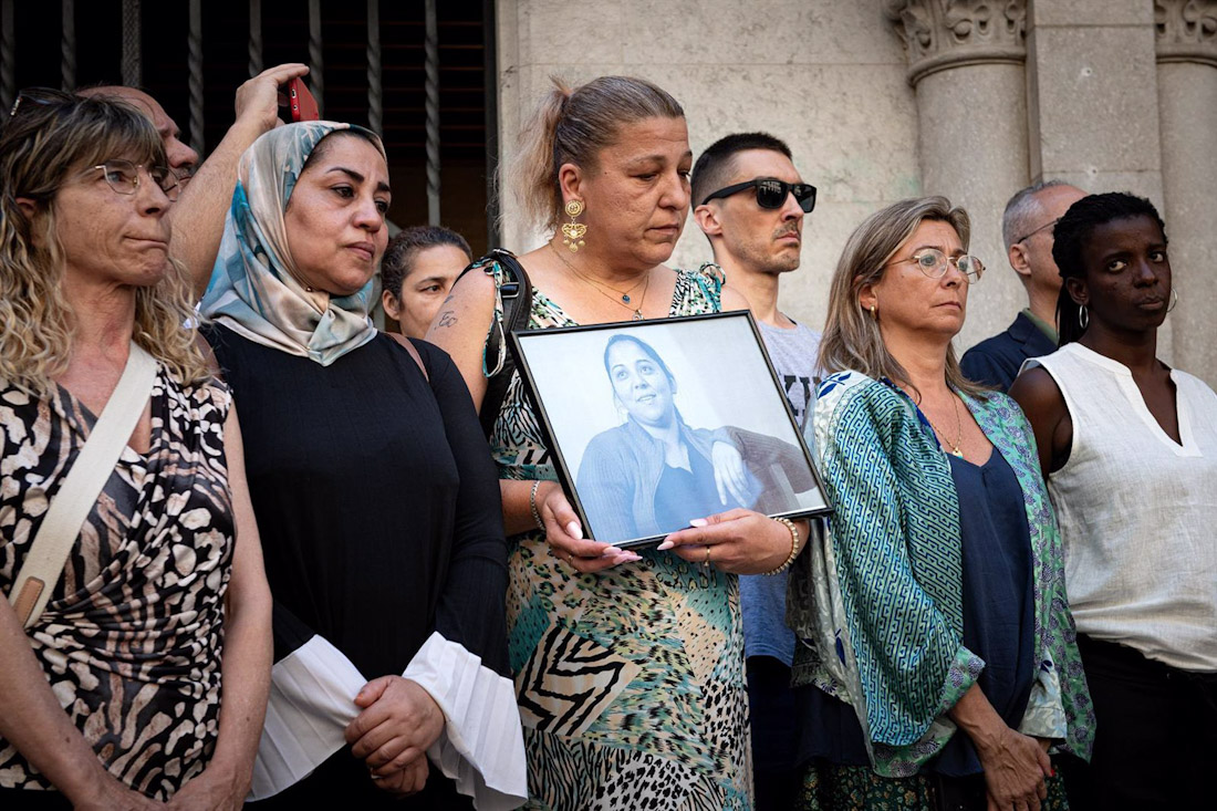 Compañeras y amigas de la fallecida durante el minuto de silencio por los dos muertos en una pelea en el barrio Font de la Pólvora (GLORIA SÁNCHEZ/ EUROPA PRESS) Compañeras y amigas de la fallecida durante el minuto de silencio por los dos muertos en una pelea en el barrio Font de la Pólvora (GLORIA SÁNCHEZ/ EUROPA PRESS)