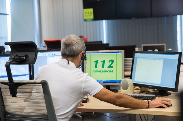 Imagen de recurso de un operario de sala del 112 Andalucía (JUNTA DE ANDALUCÍA)