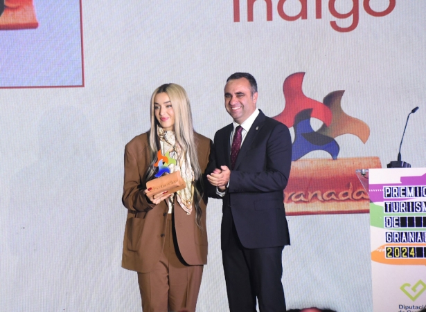 Entrega del galardón a Lola Índigo (DIPGRA)
