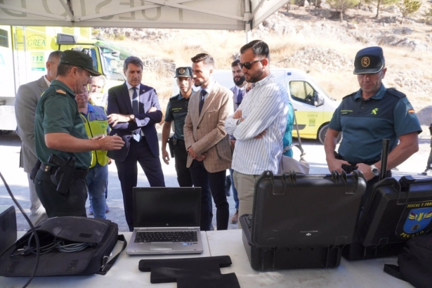 El delegado del Gobierno de España en Andalucía, Pedro Fernández, en su visita al puesto de mandos de la romería del Cristo del Paño en Moclín (DELEGACIÓN DEL GOBIERNO DE ESPAÑA EN ANDALUCÍA)