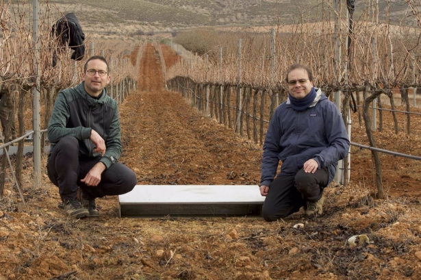Los investigadores Jesús Fernández Gálvez (UGR) y Joseph Pollacco (MWLR) durante su trabajo de campo para evaluar las técnicas avanzadas de gestión hídrica en viñedos (UGR)