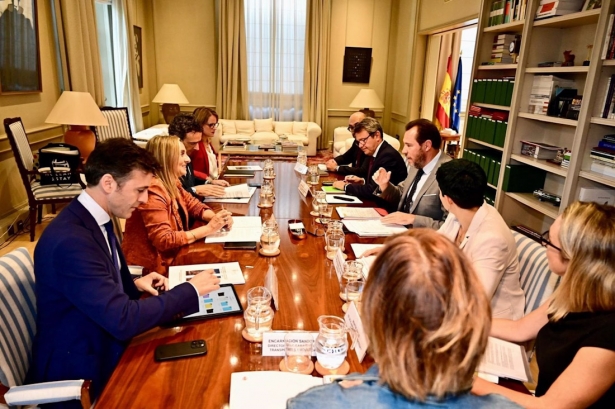 La alcaldesa de Granada, Marifrán Carazo, a la izquierda en el centro en la imagen, frente al ministro de Transportes y Movilidad Sostenible, Óscar Puente, hace dos semanas en Madrid (AYUNTAMIENTO DE GRANADA) 