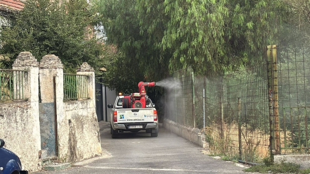 Labores de fumigación en Pinos Puente. Archivo (AYUNTAMIENTO DE PINOS PUENTE)