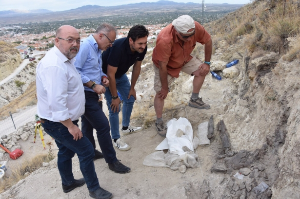 Revisión de restos aparecidos en el yacimiento Baza 1 (AYUNTAMIENTO)