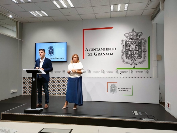 El portavoz del equipo de gobierno local de Granada, Jorge Saavedra, y la edil de Economía, Rosario Pallarés, esta misma semana (EUROPA PRESS)
