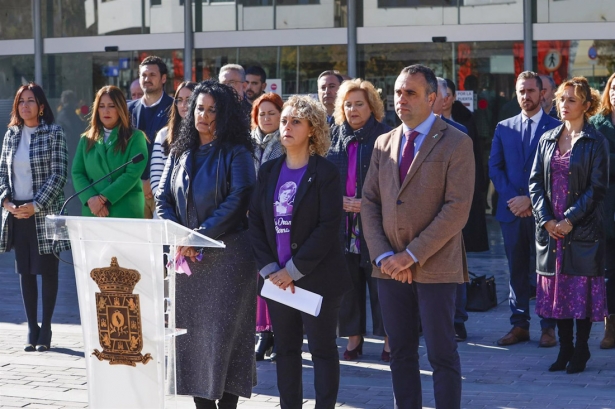 Raquel Orantes, hija de Ana Orantes, junto al presidente de la Diputación de Granada, Francis Rodríguez, después de la lectura del manifiesto contra la violencia de género (ÁLEX CÁMARA / EUROPA PRESS)