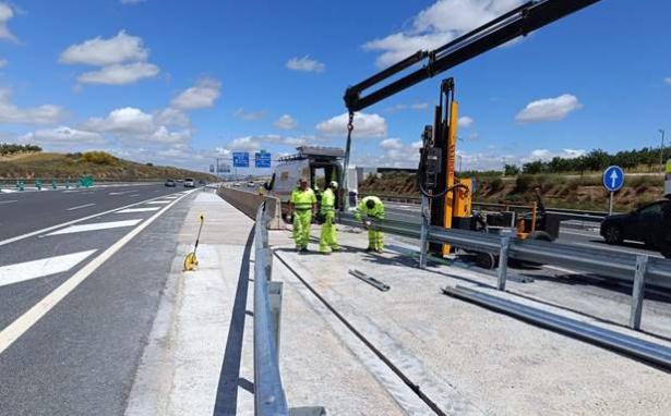 Instalación de barrera de seguridad en la autovía A-44 PK 143+700 (SUBDELEGACIÓN)