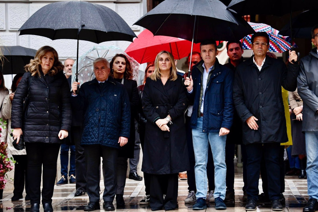 La alcaldesa de Granada, Marifrán Carazo, en el centro en la imagen del minuto de silencio por las víctimas de la DANA (AYUNTAMIENTO) La alcaldesa de Granada, Marifrán Carazo, en el centro en la imagen del minuto de silencio por las víctimas de la DANA (AYUNTAMIENTO)