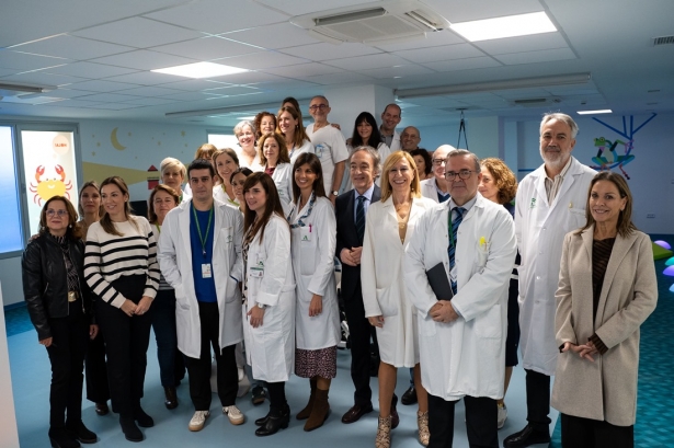 El delagado de Salud y Consumo junto a directivos y personal de la unidad (JUNTA)