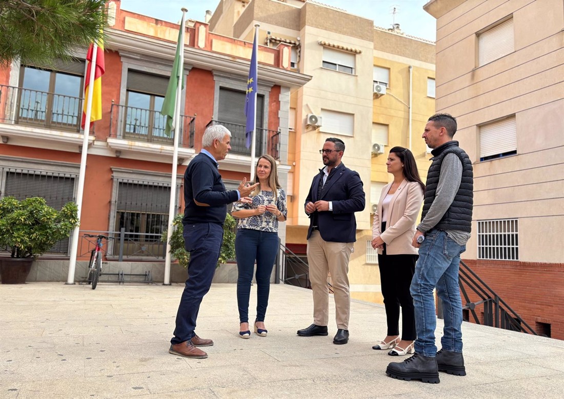 El presidente de Faeca en Granada, Fulgencio Torres, a la izquierda en la imagen, junto la alcaldesa de Gualchos-Castell de Ferro, Toñi Antequera, y, a su izquierda, el diputado provincial de Agua, Antonio Mancilla (DIPUTACIÓN) El presidente de Faeca en Granada, Fulgencio Torres, a la izquierda en la imagen, junto la alcaldesa de Gualchos-Castell de Ferro, Toñi Antequera, y, a su izquierda, el diputado provincial de Agua, Antonio Mancilla (DIPUTACIÓN)