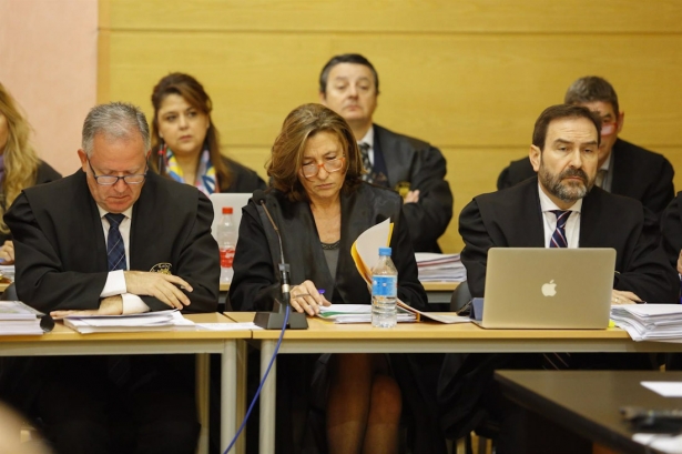 Isabel Nieto, en el centro, en el macrojuicio del caso Serrallo. Archivo (ÁLEX CÁMARA-EUROPA PRESS)