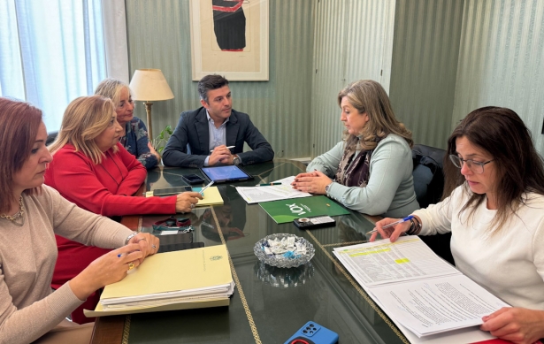 Entrega del proyecto de presupuestos a los grupos de la oposición (AYTO. GRANADA)