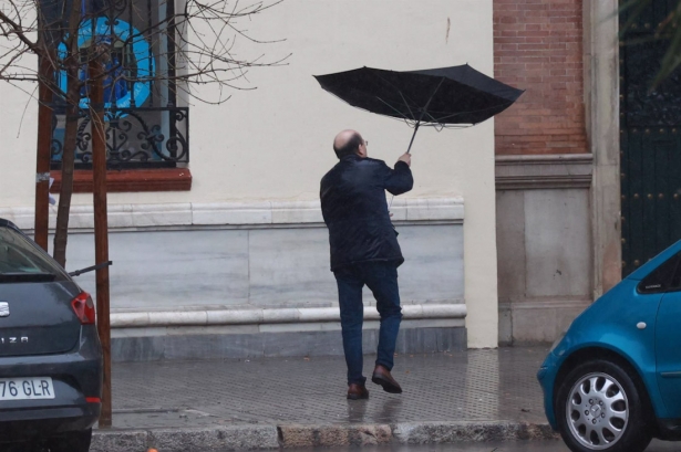Una persona se protege de la lluvia con su paraguas. Imagen de archivo (ROCÍO RUZ - EUROPA PRESS)