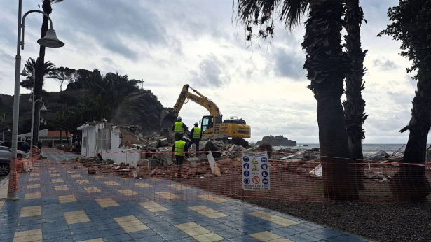 Demolición del chiringuito Calabré. Archivo (AYUNTAMIENTO DE ALMUNÉCAR)