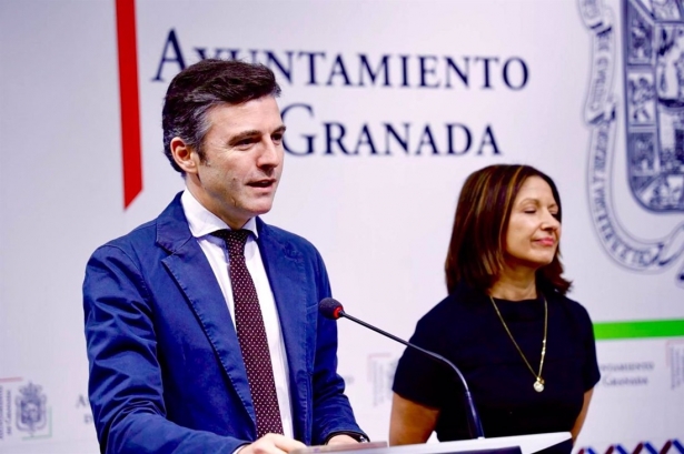 El portavoz del equipo de gobierno local, Jorge Saavedra, y la concejal de Educación, Encarnación González (AYUNTAMIENTO)
