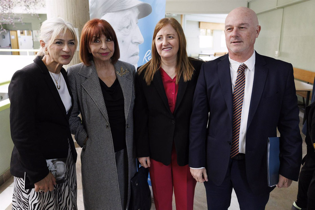 La viuda de Rafael Alberti, María Asunción Mateo (c), junto a la consejera de Cultura y Deporte, Patricia del Pozo (i); y la escritora Remedios Sánchez (2d) en la inauguración del congreso en homenaje al autor (ÁLEX CÁMARA - EUROPA PRESS) La viuda de Rafael Alberti, María Asunción Mateo (c), junto a la consejera de Cultura y Deporte, Patricia del Pozo (i); y la escritora Remedios Sánchez (2d) en la inauguración del congreso en homenaje al autor (ÁLEX CÁMARA - EUROPA PRESS)