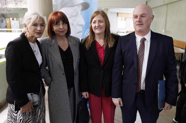 La viuda de Rafael Alberti, María Asunción Mateo (c), junto a la consejera de Cultura y Deporte, Patricia del Pozo (i); y la escritora Remedios Sánchez (2d) en la inauguración del congreso en homenaje al autor (ÁLEX CÁMARA - EUROPA PRESS)