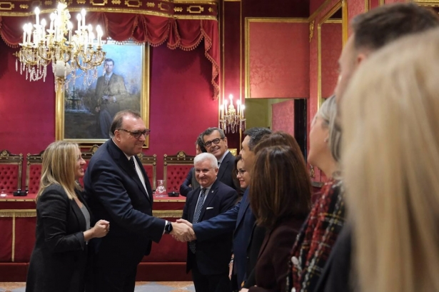 El consejero de Turismo, Arturo Bernal, saluda a la corporación local de Granada, en presencia de la alcaldesa, Marifrán Carazo (PERFIL DE ARTURO BERNAL EN LA RED SOCIAL `X`)