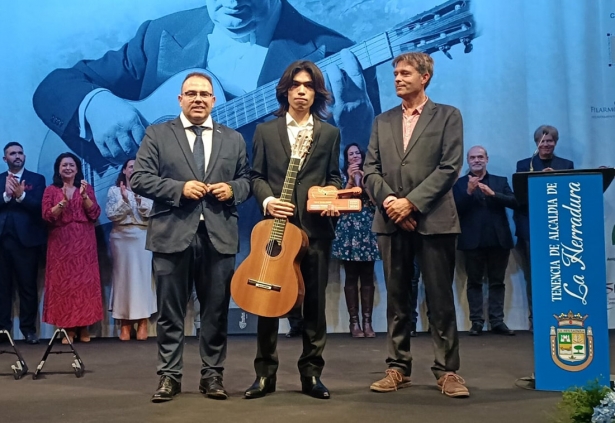 Fan Shilong Fan recibe el premio (AYTO. ALMUÑÉCAR (