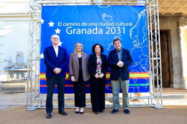 Los comisarios de la candidatura de Granada para ser Capital Europea de la Cultura en 2031 David Jiménez-Blanco, Pilar Aranda y Luis García Montero, con la alcaldesa, Marifrán Carazo (2i), en imagen de archivo (AYUNTAMIENTO)