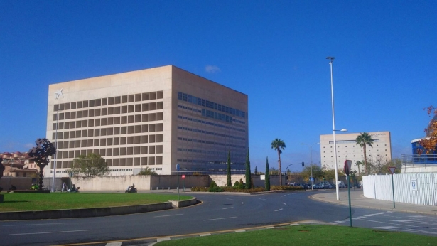 Edificio del Cubo, donde se ubicará el Palacio de la Justicia, con el Museo de Memoria de Andalucía al fondo (EUROPA PRESS)