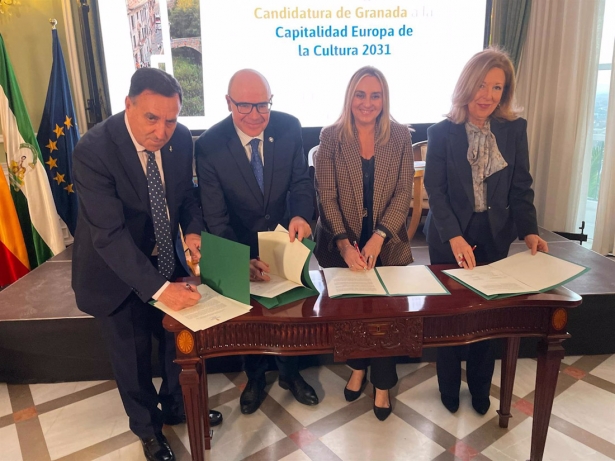Los presidentes de los consejo sociales de Granada, Javier de Teresa, y de la UGR, María Teresa Pagés, flanquean al rector, Pedro Mercado, y la alcaldesa, Marifrán Carazo (UGR)
