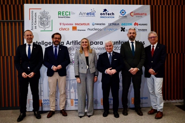 La alcaldesa de Granada, Marifrán Carazo, ha recibido a los participantes en la Jornada de IA para Ayuntamientos con, entre otros, el delegado del Gobierno andaluz en la provincia, Antonio Granados, a su derecha en la imagen (AYUNTAMIENTO)