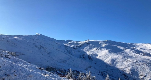 Las cumbres de Sierra Nevada en imagen de archivo (CETURSA SIERRA NEVADA)