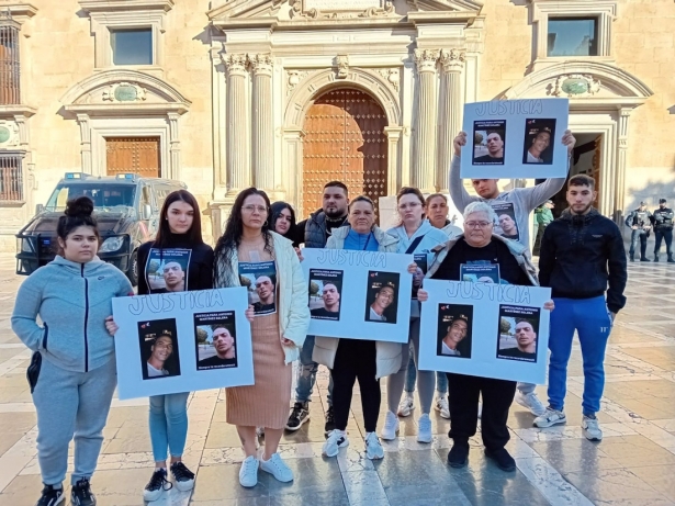 Familiares del hombre apuñalado en Purchil pidieron justicia a las puertas de la Real Chancillería de Granada al inicio del juicio el pasado noviembre (EUROPA PRESS/ARCHIVO)