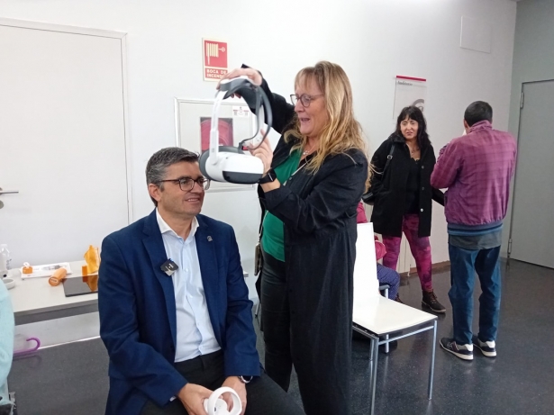 El Consejero se prueba las gafas de realidad virtual (JUNTA)