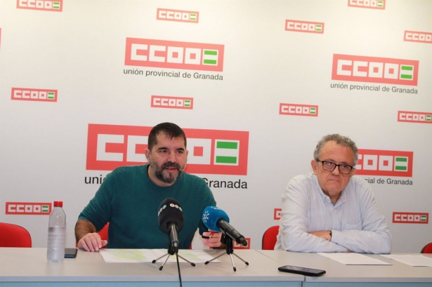 Daniel Mesa, de CCOO, interviene ante los medios en imagen de archivo en presencia de Félix Alonso (CCOO)