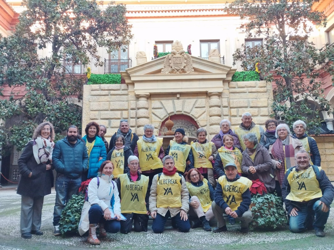 Activistas se encierran en el Ayuntamiento de Granada por `la falta de recursos` para personas sin hogar (APDHA) Activistas se encierran en el Ayuntamiento de Granada por `la falta de recursos` para personas sin hogar (APDHA)