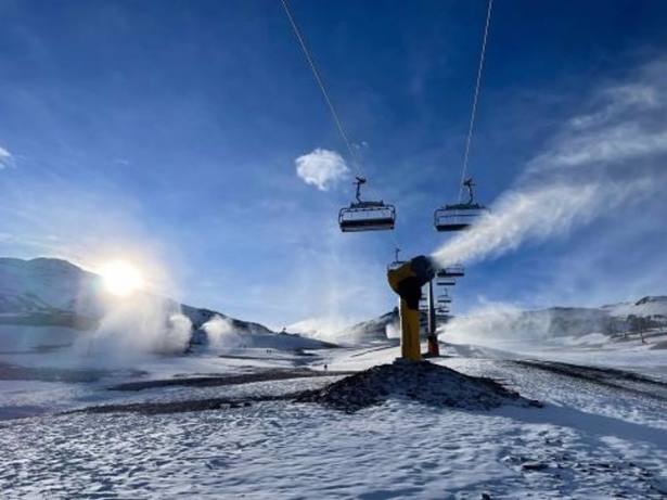 Cañón de producción de nieve funcionando en Sierra Nevada (CETURSA SIERRA NEVADA)