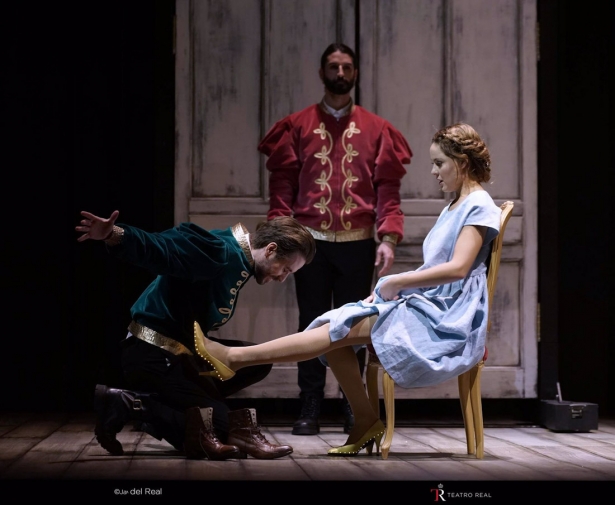 Representación en imagen de archivo de una Cenicienta como ópera de salón para toda la familia (TEATRO CAMPOAMOR/JAVIER DEL REAL)
