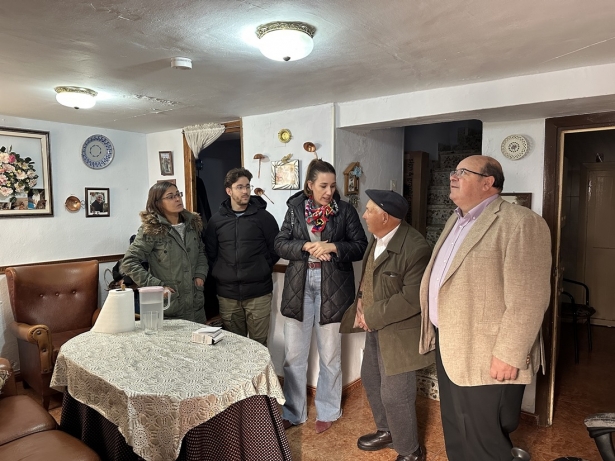 Alcalde y concejales explican a Manuel cómo funciona el detector de humo (AYTO. GUEJAR SIERRA)
