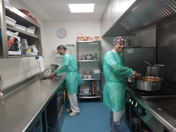 Cocineros en el Hospital Virgen de las Nieves. Archivo (JUNTA DE ANDALUCÍA)
