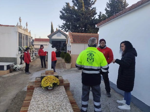La alcaldesa de Cúllar, Ana Belén Martínez, visita los trabajos de memoria en el cementerio (AYUNTAMIENTO)