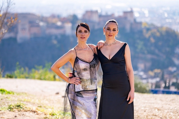 Maribel Verdú y Leonor Watling recorren Granada camino a los Premios Goya en la pieza promocional de la gala (ACADEMIA DE CINE)
