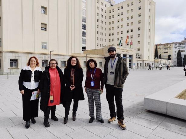 Visita de IU al Hospital Virgen de las Nieves de Granada con la portavoz parlamentaria de Por Andalucía, Inmaculada Nieto, en el centro en la imagen (IU)