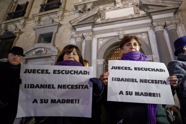 Un grupo de personas en la concentración a favor de Juana Rivas el pasado 14 de enero a las puertas del TSJA (ÁLEX CÁMARA / EUROPA PRESS)