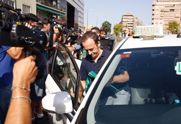 Francesco Arcuri, ex de Juana Rivas, a la llegada a los juzgados de Granada en 2017 (EUROPA PRESS)