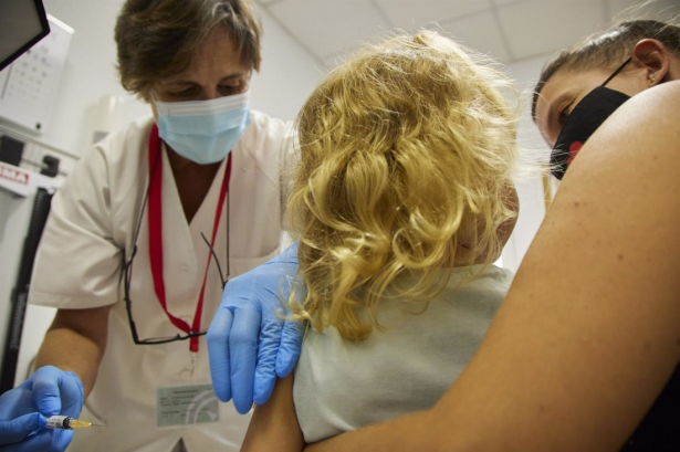Sanitario en una consulta. Archivo (JOAQUIN CORCHERO - EUROPA PRESS)